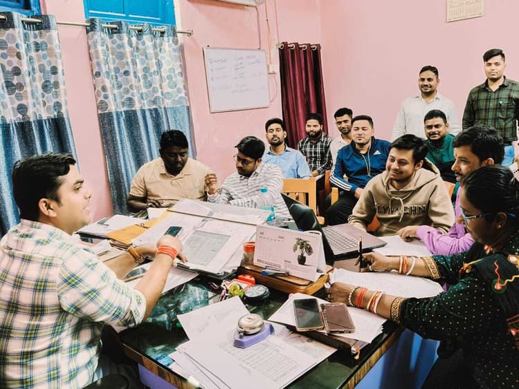 Deoghar News : शत-प्रतिशत बिलिंग व बिजली समस्या दूर करने पर बना एक्शन प्लान