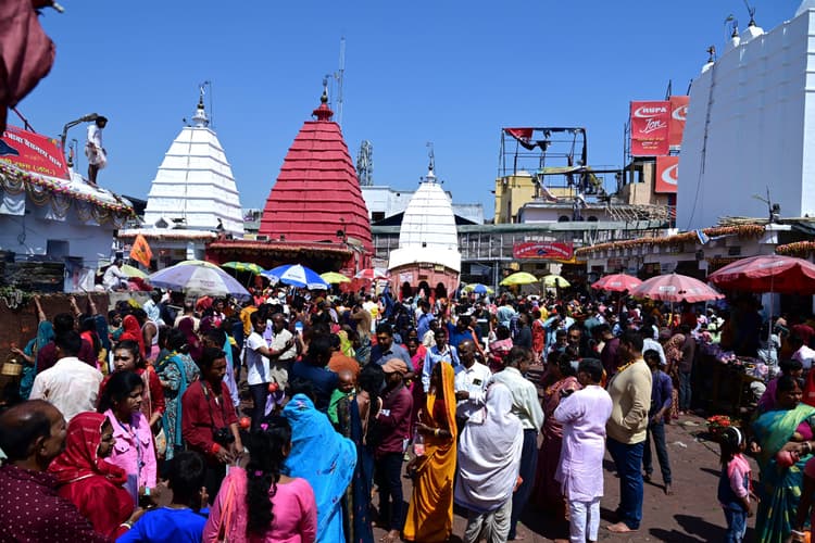 Deoghar news : बाबा मंदिर में जलार्पण और दर्शन पूजन के बाद गठबंधन चढ़ाने वालों का लगा तांता