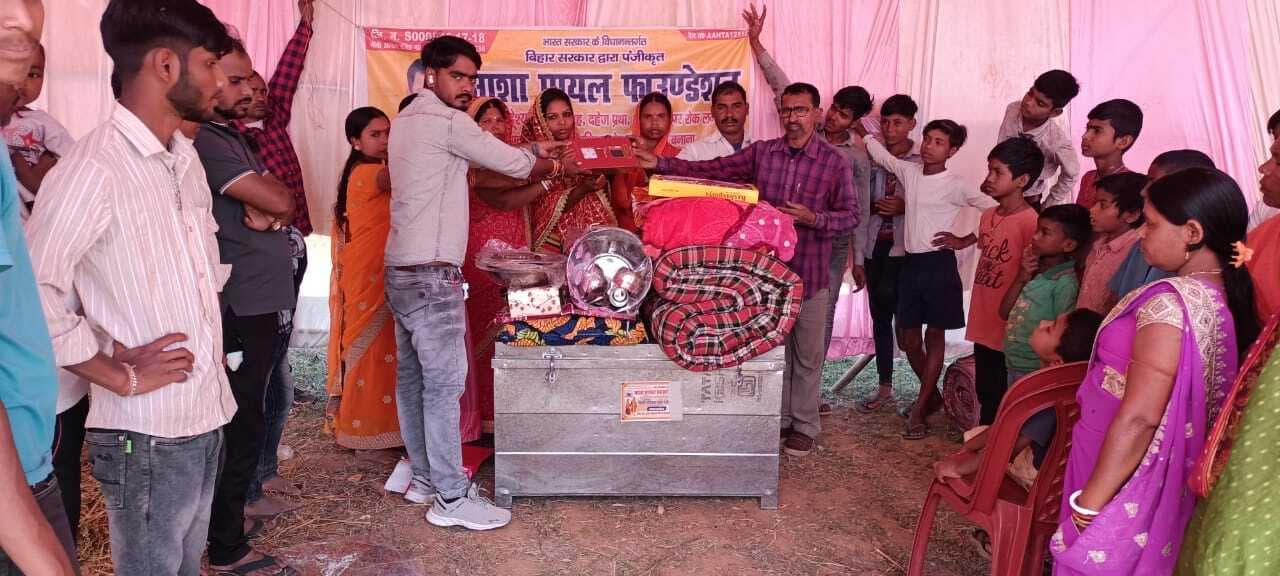 शिविर में कन्याओं के बीच बांटी गयी विदाई सामग्री