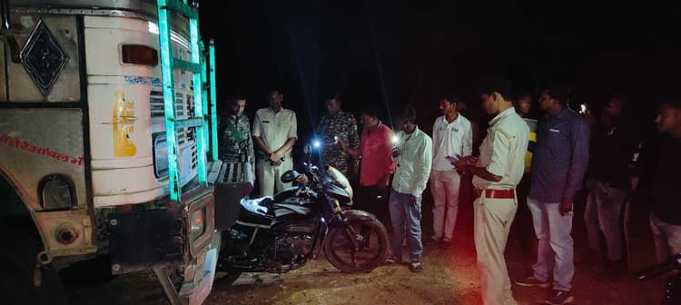 तेज रफ्तार ट्रक के धक्के से बाइक सवार जख्मी, रांची ले जाते समय रास्ते में तोड़ा दम