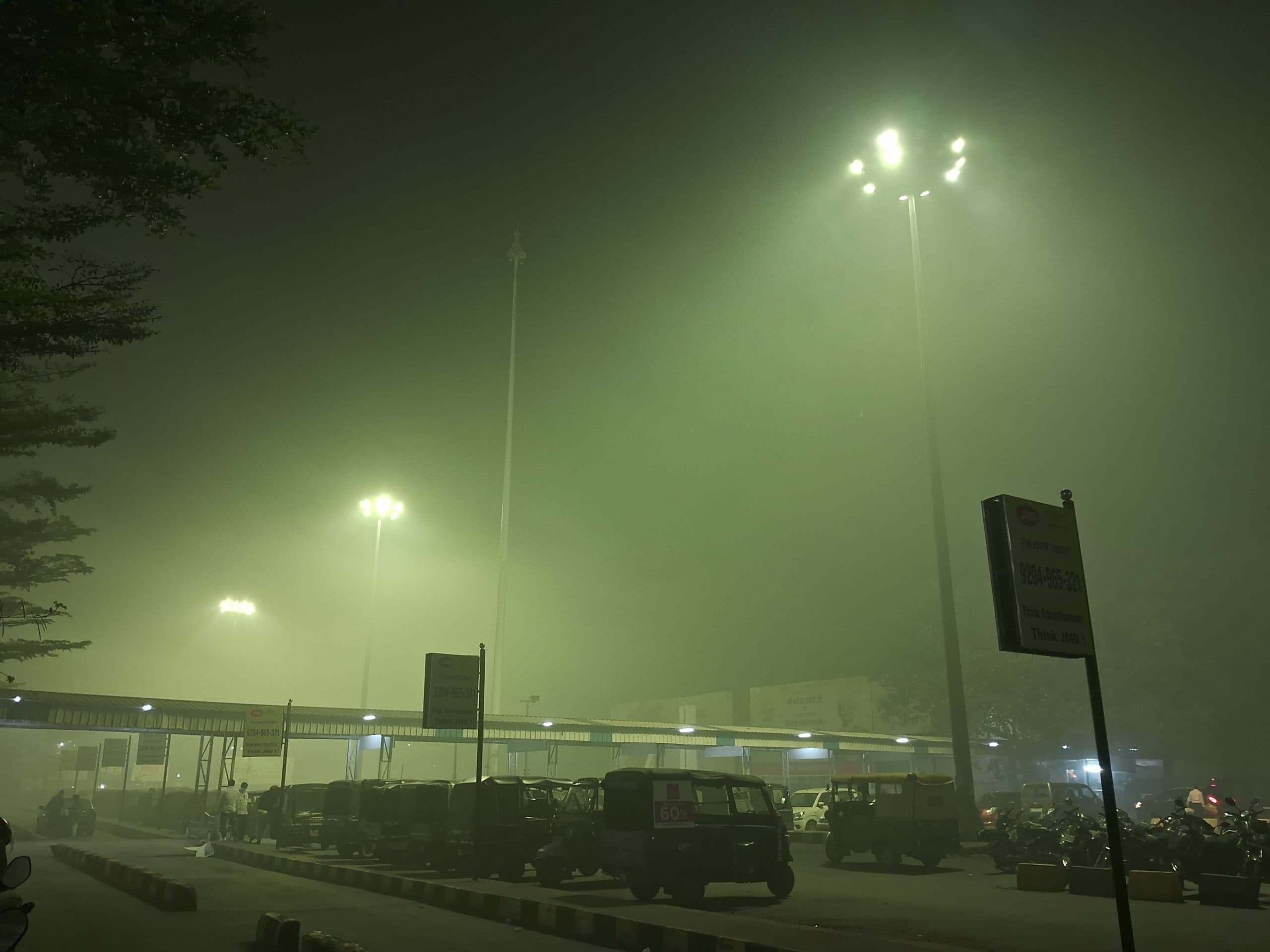 Jamshedpur news. टाटानगर केंद्रीय विद्यालय के पास कूड़े में लगा दी जा रही है आग, प्लेटफार्म पर यात्री हो रहे हैं परेशान