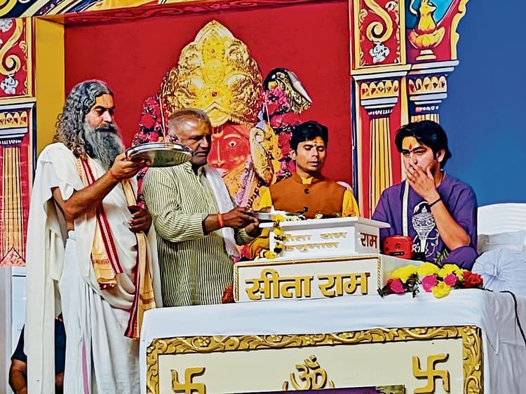 Gopalganj News : रामजी कृपा से पत्थर भी परमात्मा हो जाते हैं : पं धीरेंद्र कृष्ण शास्त्री, रामनगर में उमड़ी लाखों भक्तों की भीड़