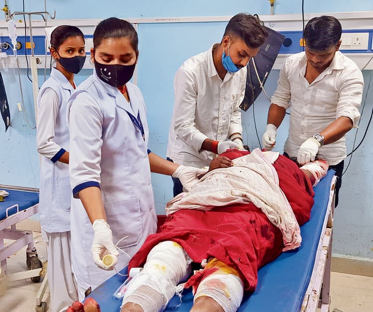 अज्ञात वाहन के धक्के से बाइक सवार दंपती समेत चार जख्मी