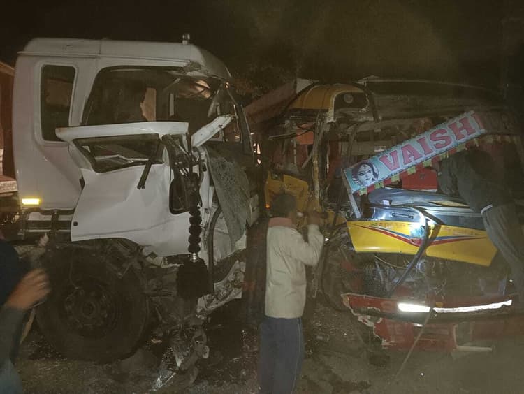 Samastipur News:बाराती बस व ट्रक में टक्कर, आधा दर्जन लोग जख्मी