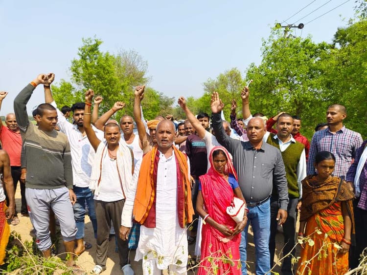 रास्ते को काटने के खिलाफ किया प्रदर्शन, सड़क जाम