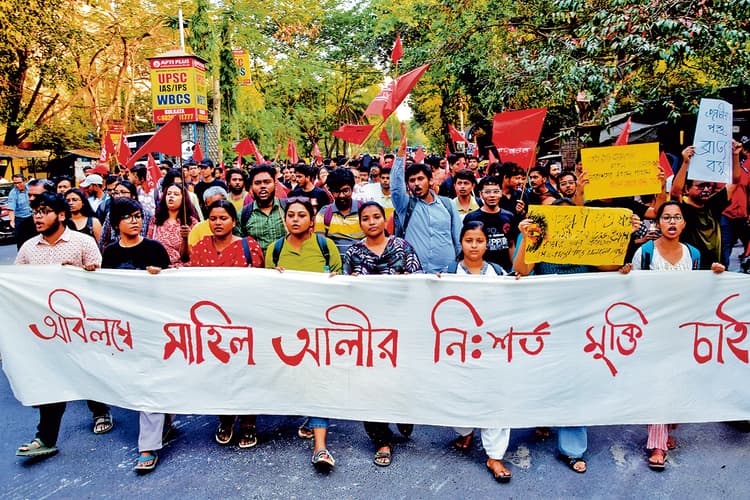 जेयू के छात्रों ने प्रशासनिक भवन बंद करने की दी चेतावनी