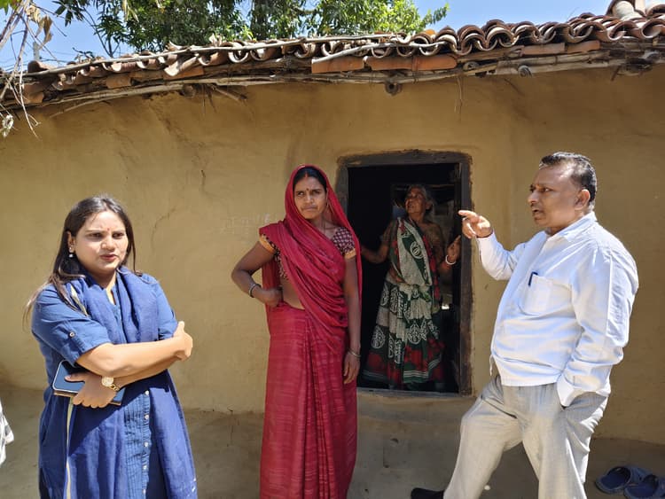 मोती बिगहा में डीआरडीए के निदेशक ने की आवास योजना की जांच