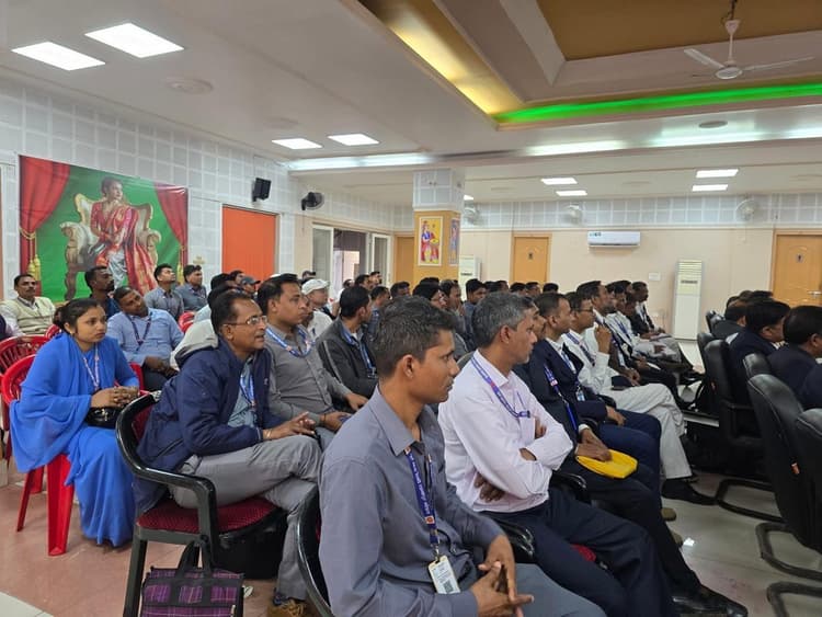 रेलवे अधिकारी व कर्मचारियों को सेफ्टी के बारे में दी गयीं जानकारियां