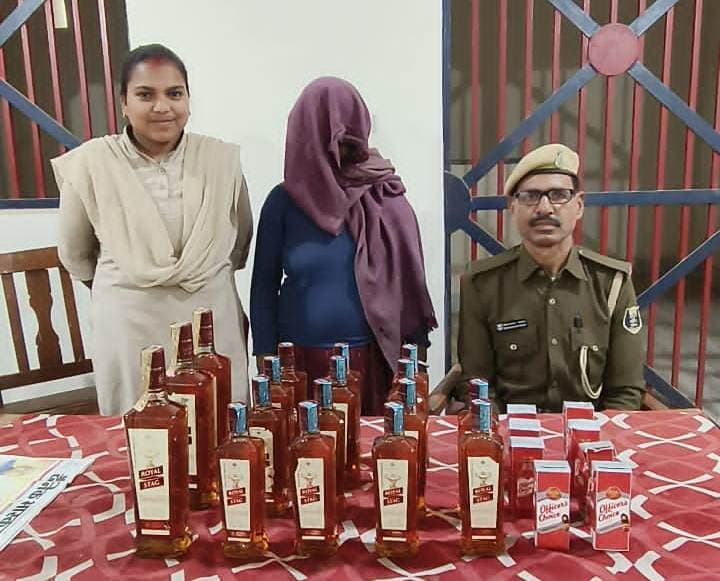 सालमारी पुलिस ने शराब के साथ महिला को किया गिरफ्तार