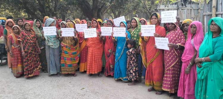 सर्वे से वंचित रखने से योग्य लाभुकों ने किया प्रदर्शन