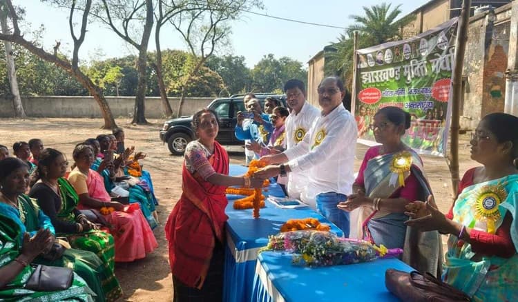 झामुमो ने महिला दिवस पर महिलाओं का किया सम्मान