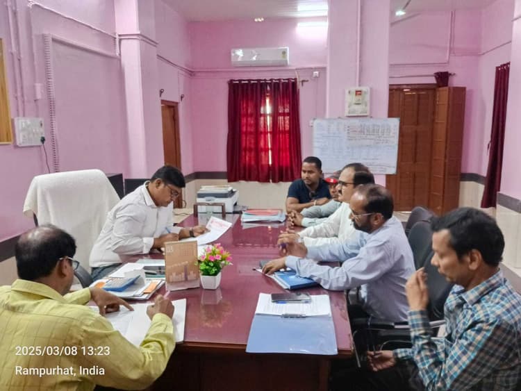 पाकुड़ रेलवे स्टेशन में सुविधाएं बढ़ाने को लेकर एइ के साथ बनी सहमति