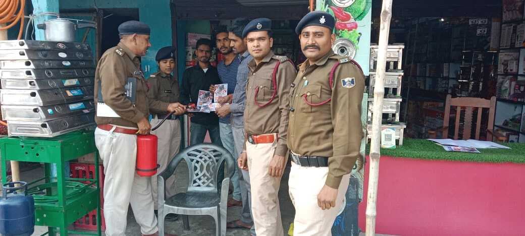 दुकानदारों को आग से बचाव की दी जानकारी