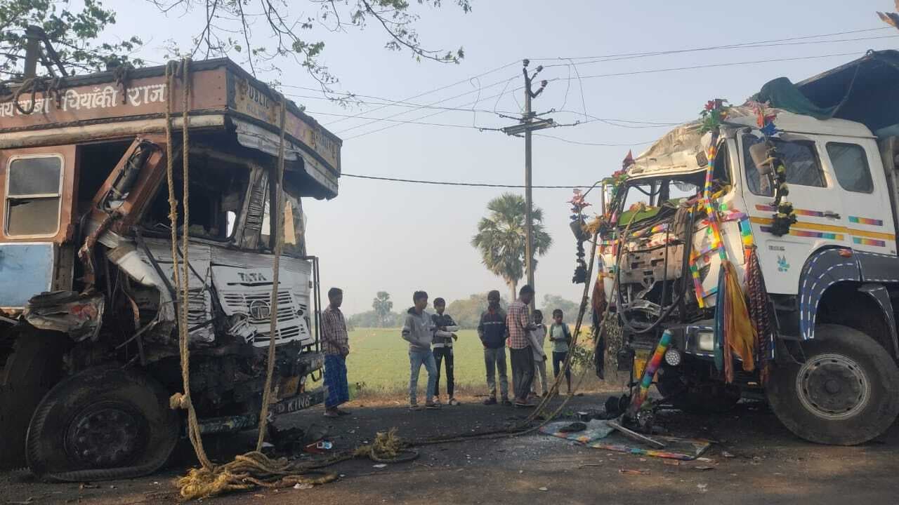 खड़े ट्रक में हाइवा ने मारा धक्का, चालक गंभीर