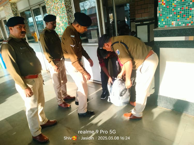 Deoghar news : होली को लेकर स्टेशनों पर अलर्ट, बढ़ाई गयी सुरक्षा-व्यवस्था