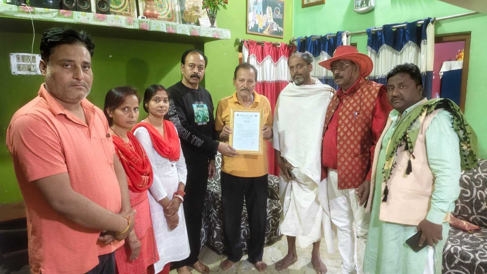 रेड क्रॉस ने संतप्त परिवार परिवार को सौंपा शोक पत्र