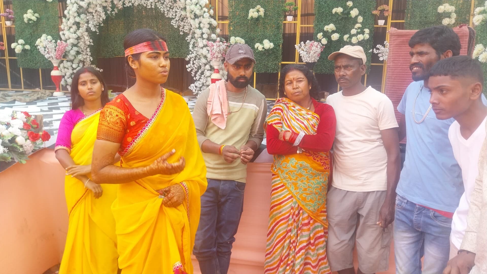 अररिया की बिटिया के मेंहदी लगे हाथों को डीएम-एसपी ने किया सम्मानित