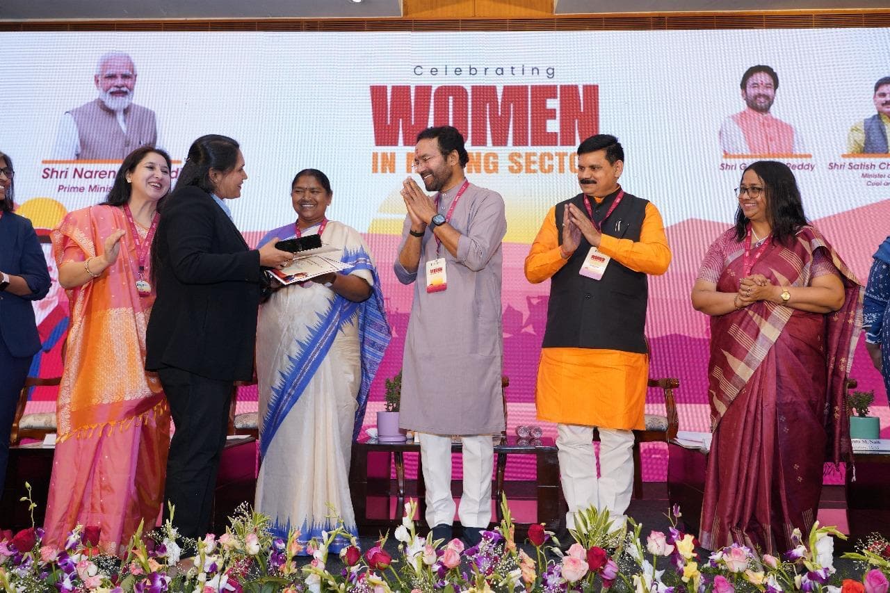 Dhanbad News : बीसीसीएल की पहली महिला माइनिंग कर्मी को कोयला मंत्री ने किया सम्मानित