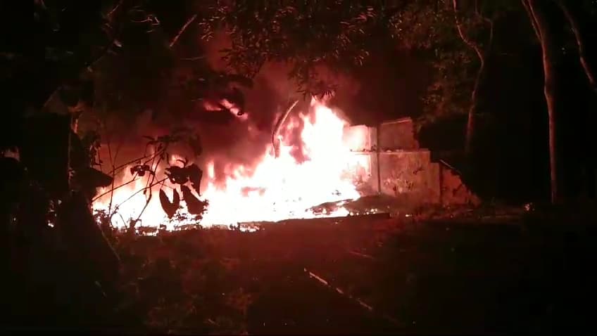 Deoghar News : विद्युत विभाग के भंडार में लगी आग, 100 एचडीपीइ पाइप जले