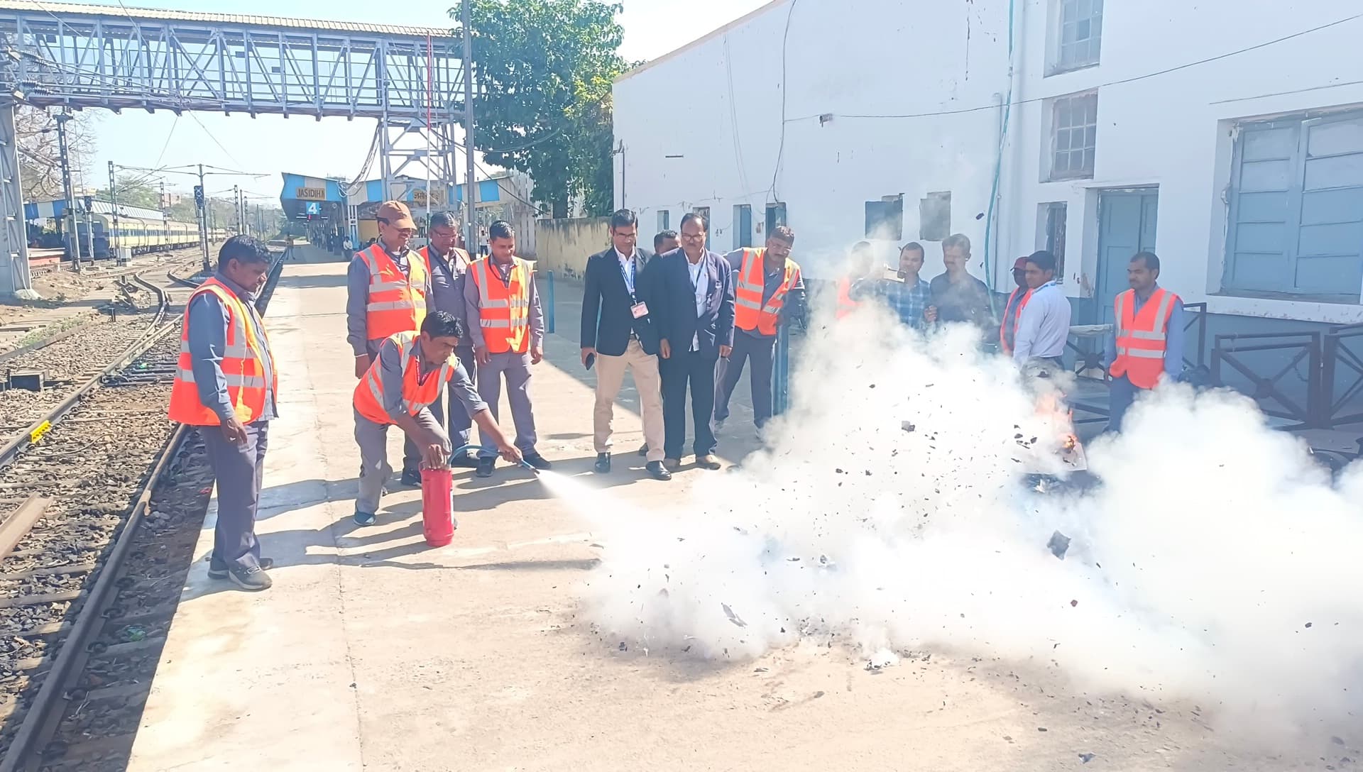 Deoghar news : जसीडीह स्टेशन में किया गया मॉकड्रिल, आग लगने पर बरती जाने वाली सावधानियां बतायीं