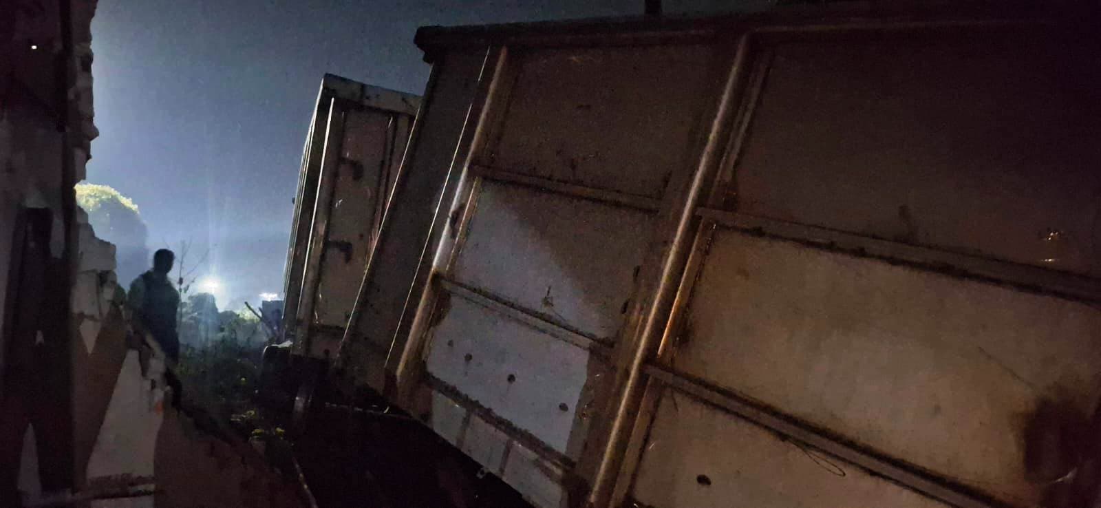 शंटिंग के दौरान कारखाना की चाहरदीवारी तोड़ कर दो बोगी निकला बाहर, मची अफरा-तफरी