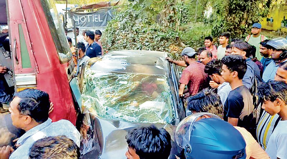 बेकाबू मिनी बस से भिड़ंत में कार सवार दो लोग जख्मी, पहुंचे अस्पताल