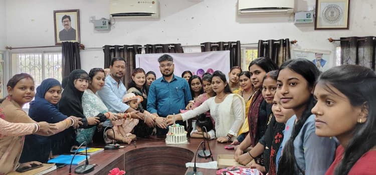 केक काटकर मनाया गया अंतरराष्ट्रीय महिला दिवस