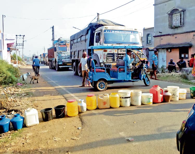 मेयर के वार्ड में पानी की किल्लत लोगों ने किया चक्काजाम