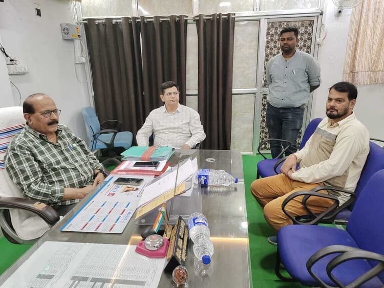 सिविल सर्जन ने किया अस्पताल का औचक निरीक्षण, एक चिकित्सक व दो स्वास्थ्य कर्मी से स्पष्टीकरण