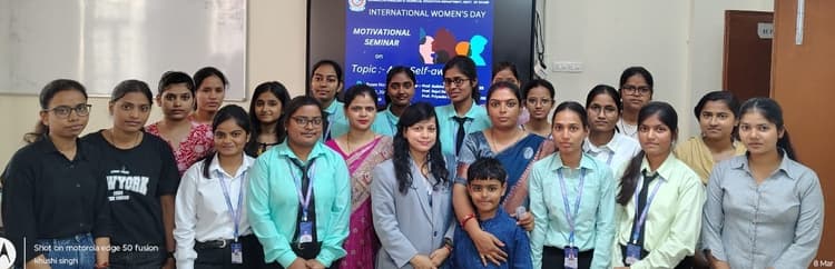 समाज में समानता स्थापित करने के लिए महिलाओं का आत्मनिर्भरता होना जरूरी: प्राचार्य