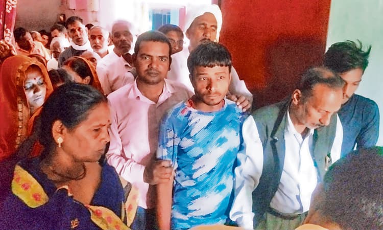 रोस्टर से किसानों के बीच बीज का वितरण