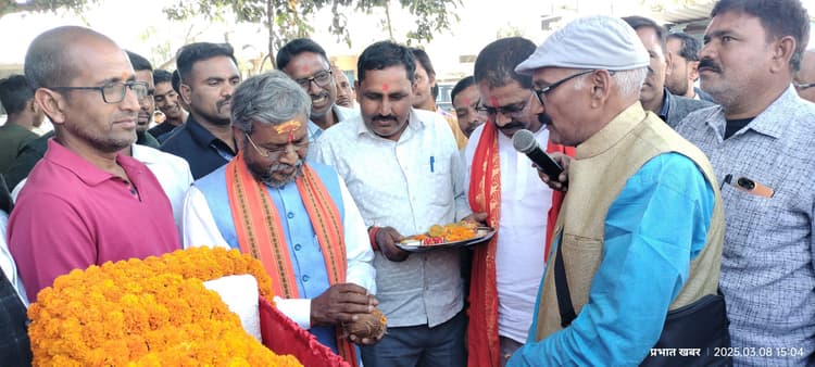 Giridih News : बाबूलाल ने जर्जर सड़कों की मरम्मति की आधारशिला रखी