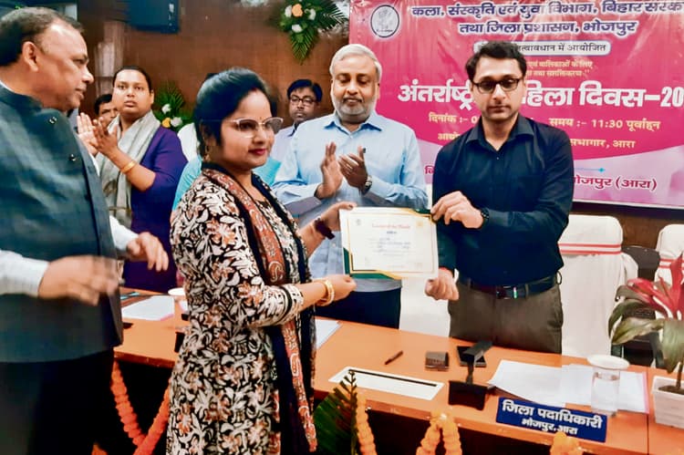 महिला दिवस पर उत्कृष्ट कार्यों के लिए महिलाओं को किया गया सम्मानित