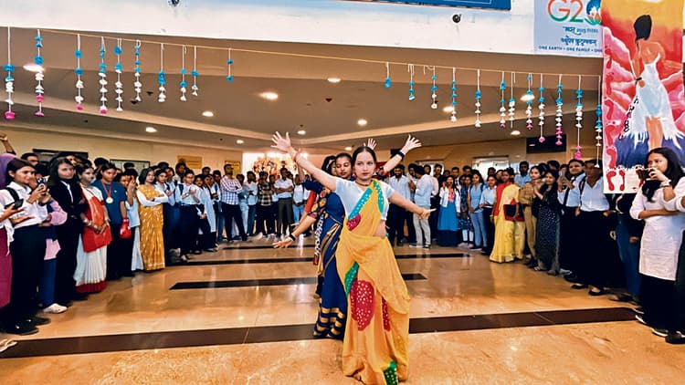 Gaya News : रैंप वॉक के माध्यम से सामाजिक बेड़ियों को तोड़ने का किया अभिनय