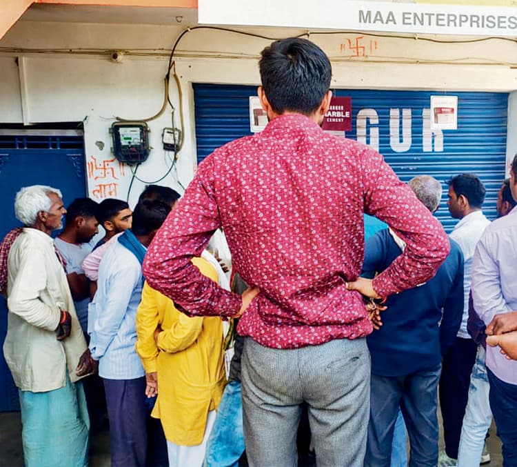 Gaya News : पंचानपुर बाजार में चार दुकानों व एक घर से लाखों रुपये की चोरी