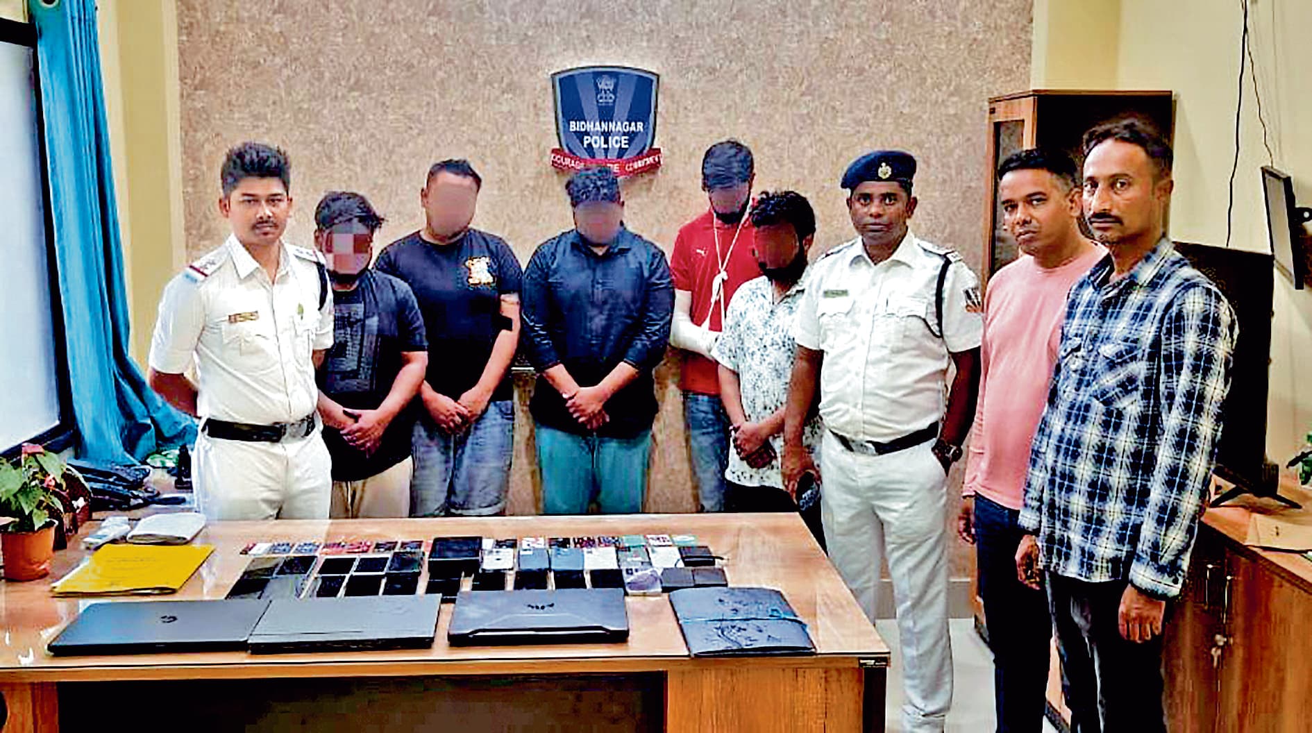 फर्जी कॉल सेंटर का पुलिस ने किया भंडाफोड़, पांच गिरफ्तार