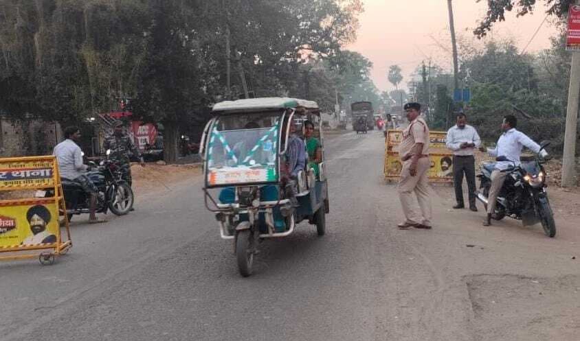 सड़क सुरक्षा टीम ने बिना हेलमेट वाहन चालकों से वसूला जुर्माना