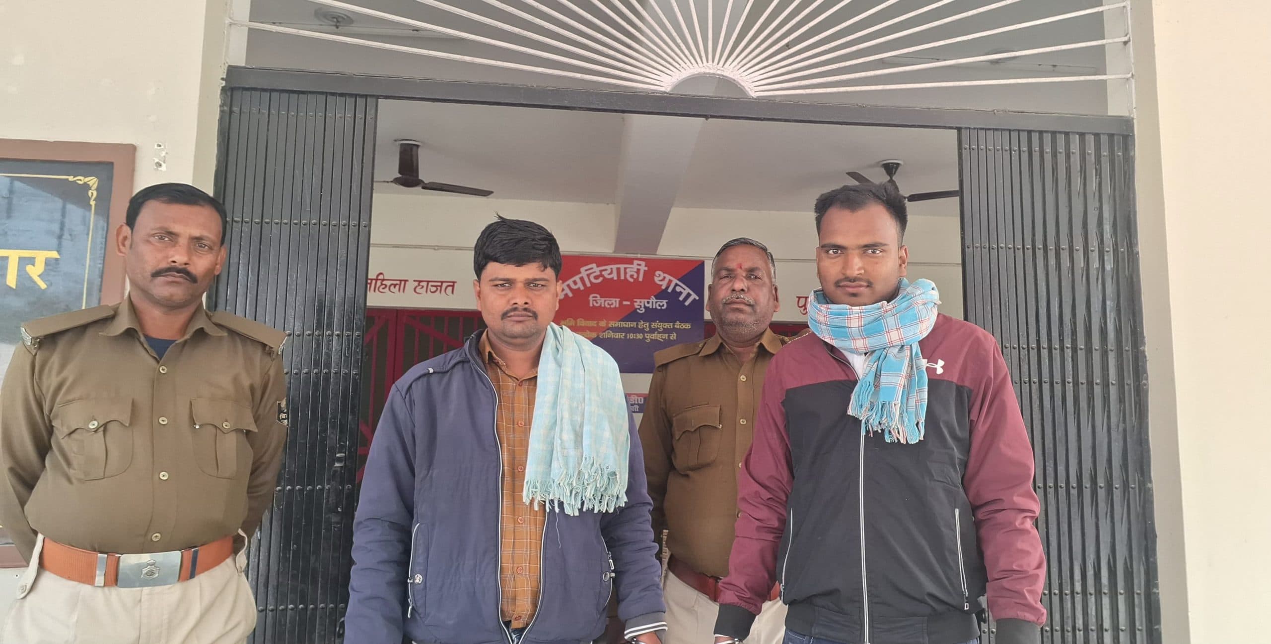 शराब के साथ दो व्यक्ति गिरफ्तार