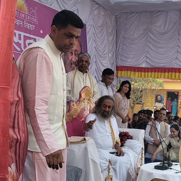 आपाधापी के बीच जीवन जीने की कला सीखा गये गुरुदेव रविशंकर