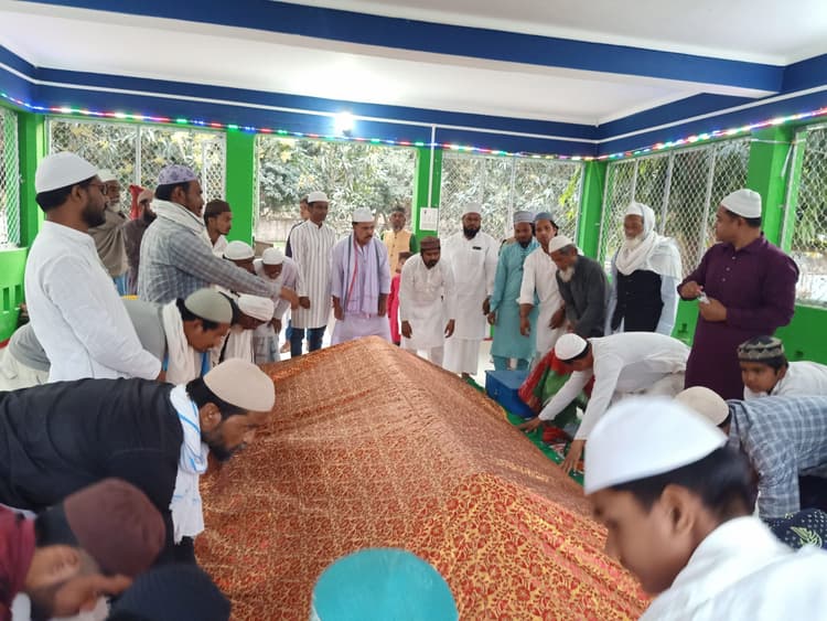 मस्तान बाबा के मजार शरीफ में फातेहा खानी का आयोजन