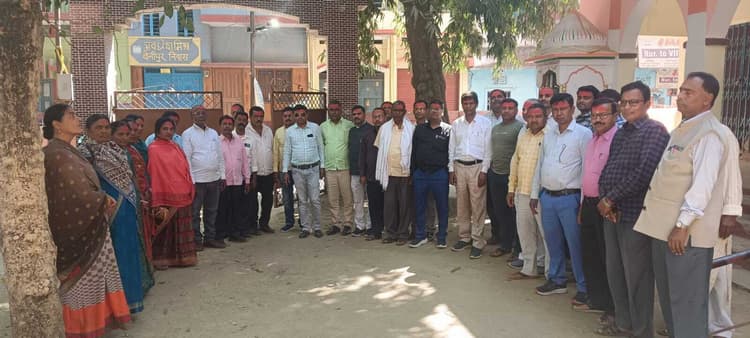 सक्षमता परीक्षा का नियोजित शिक्षकों ने किया विरोध