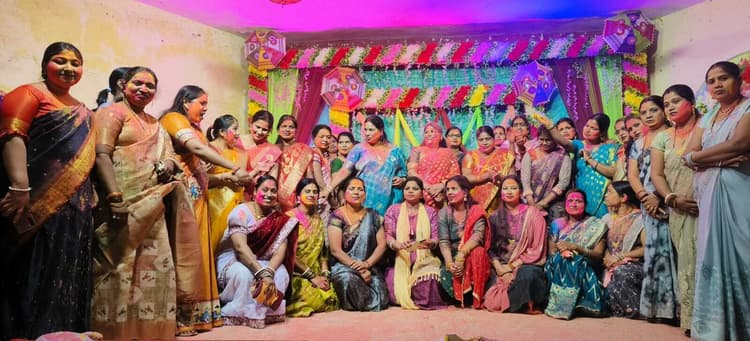 महिला दिवस पर होली मिलन समारोह का आयोजन