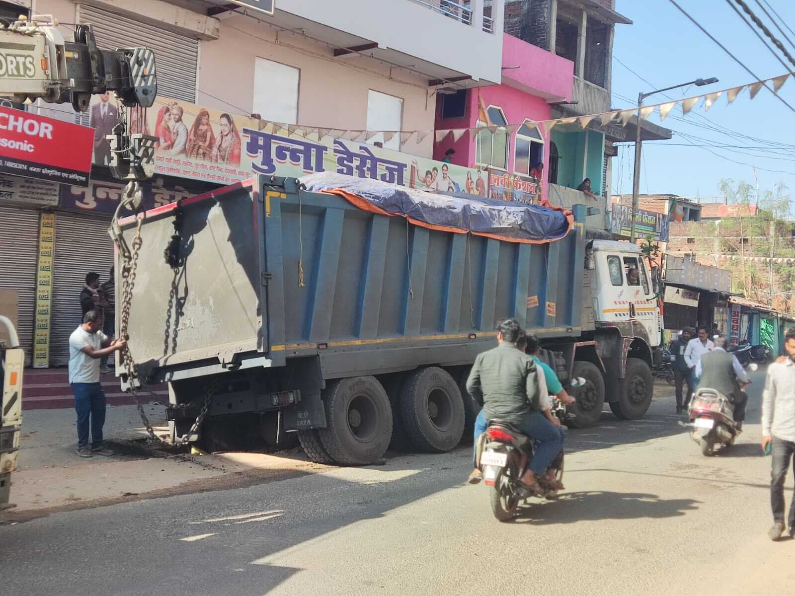 कोयला लदा हाइवा नाली में फंसा, प्राथमिकी दर्ज