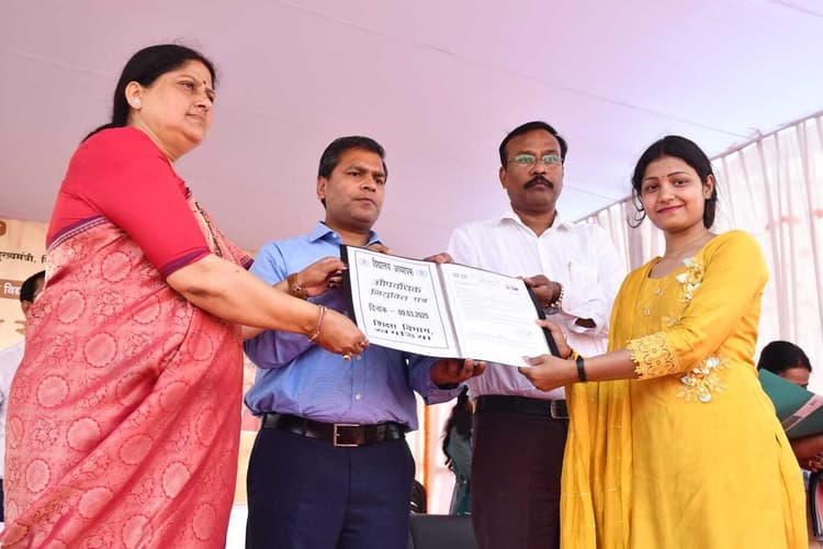 समारोह आयोजित कर 1199 अध्यापकों को दिया गया औपबंधिक नियुक्ति पत्र