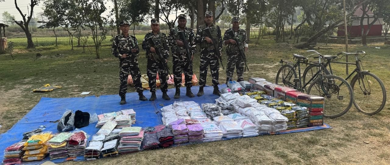 Madhubani News : भारी मात्रा में तस्करी के कपड़े जब्त, तस्कर फरार