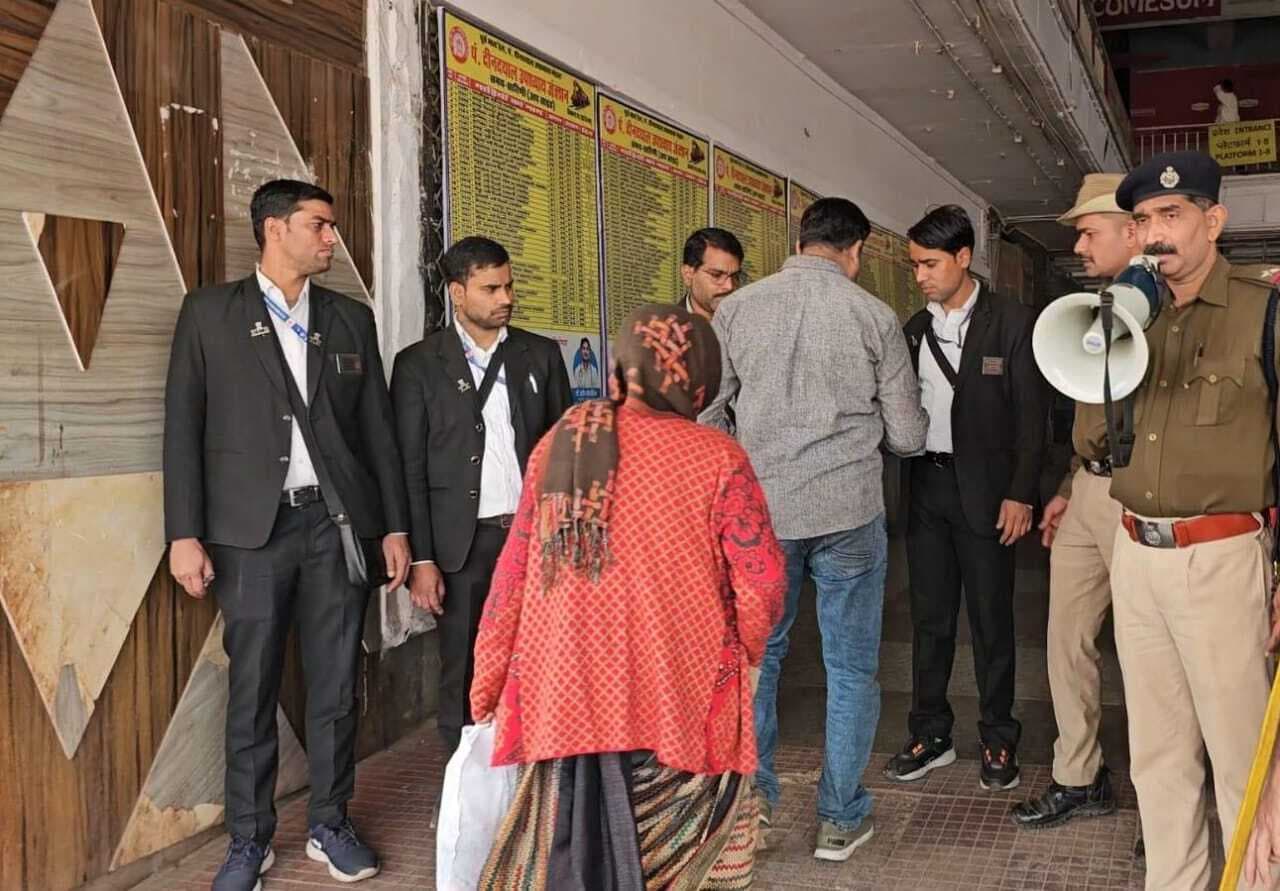 Gaya News : होली को लेकर बढ़ी भीड़, स्टेशन पर मोबाइल यूटीएस सुविधा शुरू