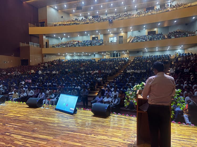 Gaya News : प्रभारी मंत्री ने 1940 शिक्षकों को वितरित किया नियुक्तपत्र