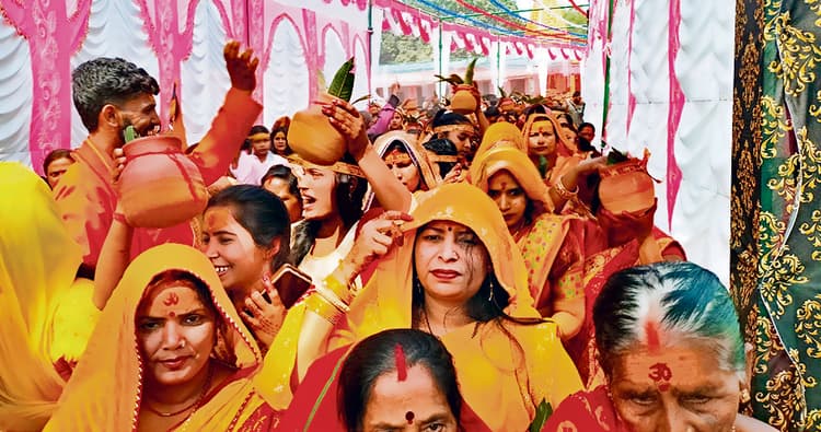 Gopalganj News : थावे के बढ़ईहाता से हनुमान प्राणप्रतिष्ठा को लेकर निकली सात किमी कलशयात्रा