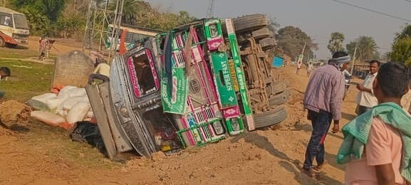 धान लदा ट्रक पलटा, कोई हताहत नहीं