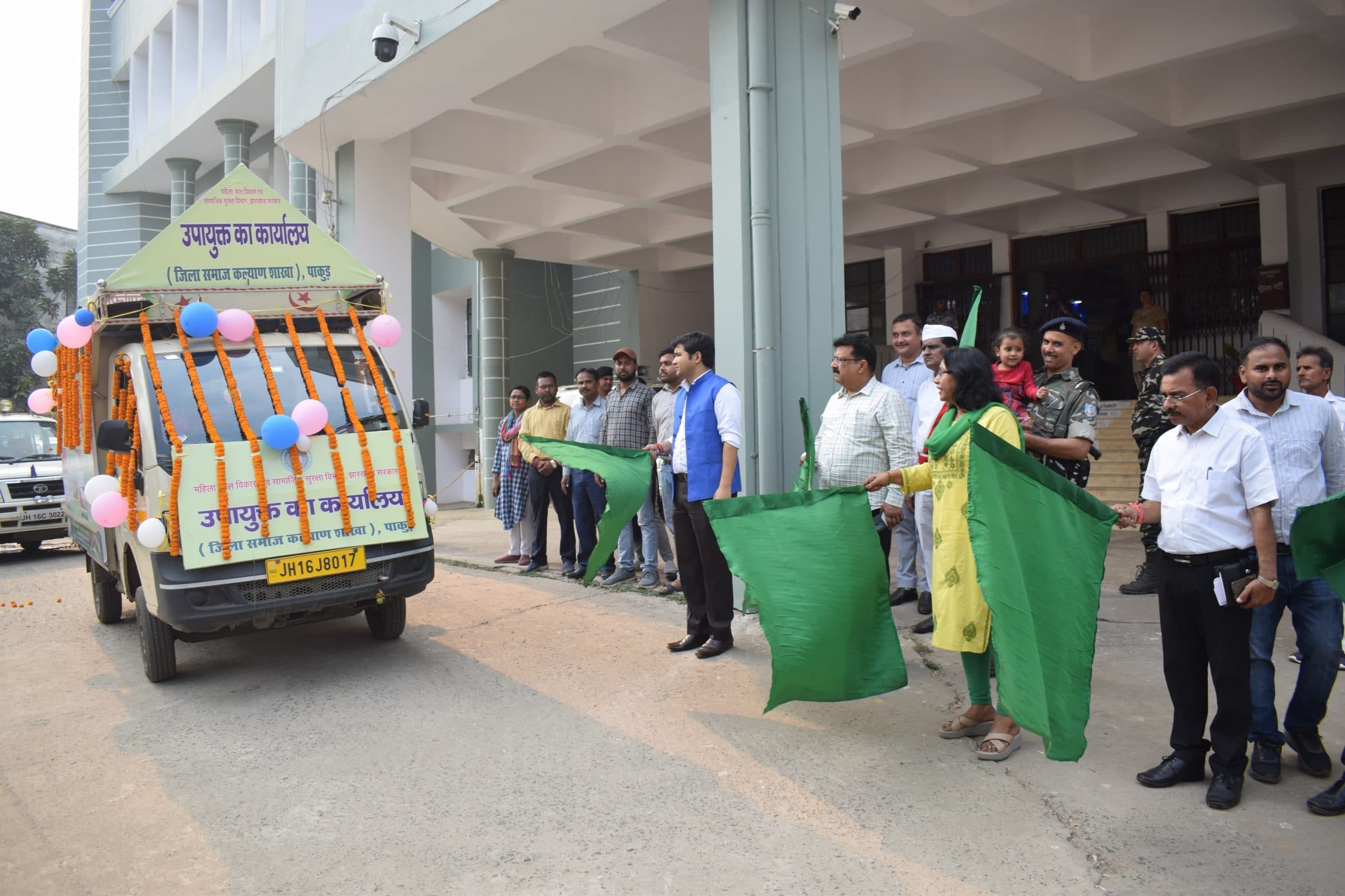 डीसी ने कुपोषण रोकने के लिए जागरूकता रथ किया रवाना